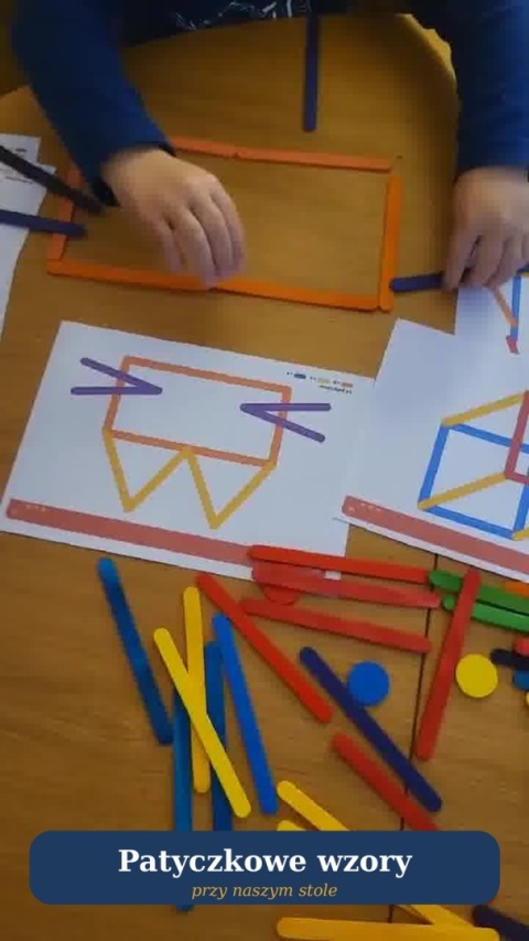 Dziecko układa kolorowe patyczki obok wydrukowanych kart z wzorami