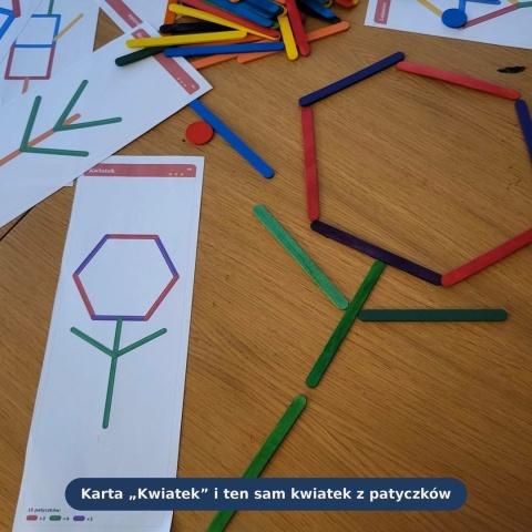 Karta z wzorem kwiatka i ten sam kwiatek ułożony z kolorowych patyczków